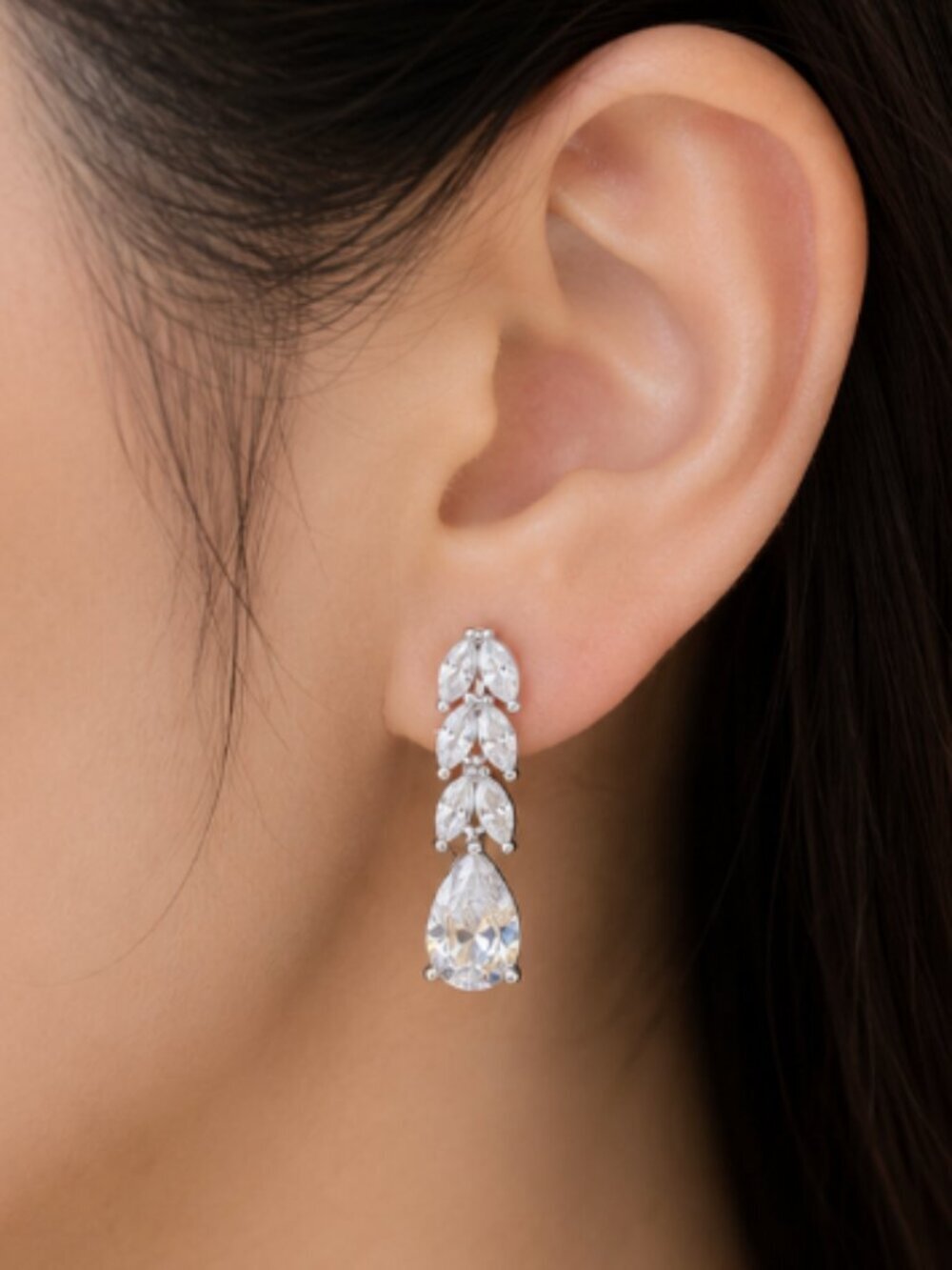 NEW 18k White Gold Diamond Crystal Drop Earrings